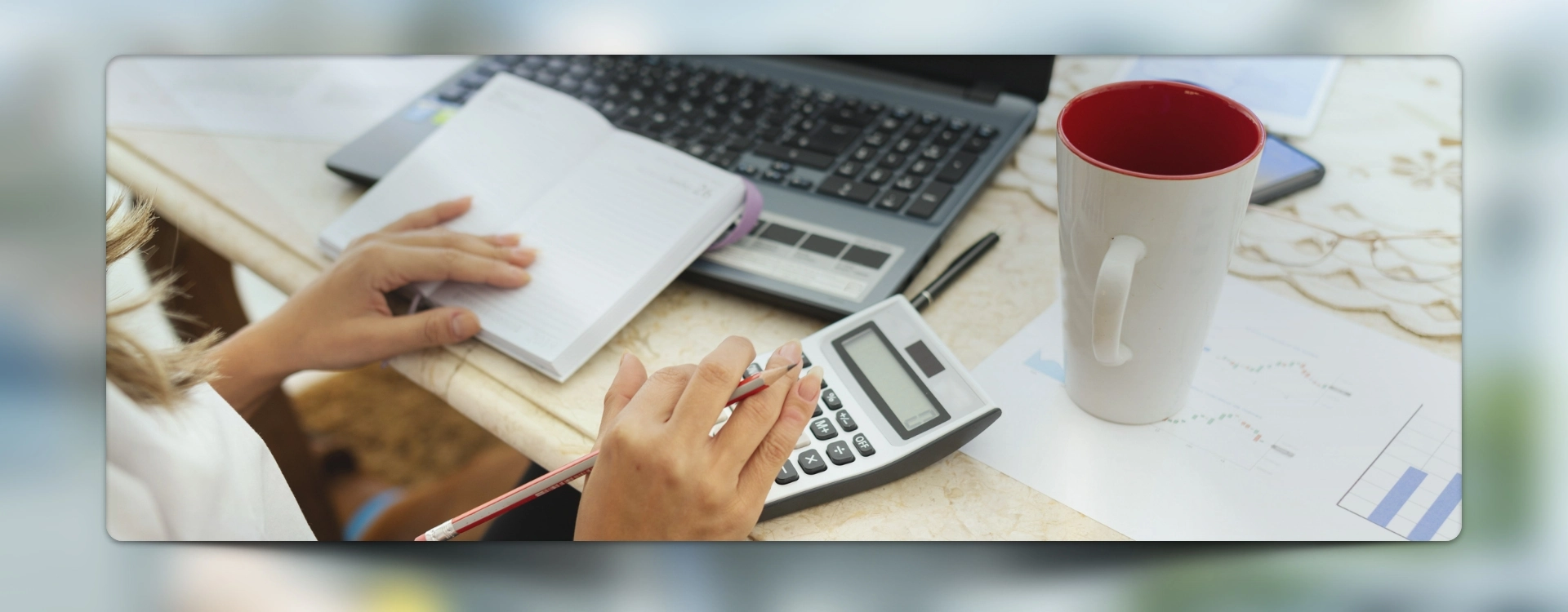 Kalkulator przy laptopie